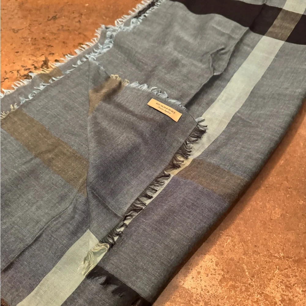 Burberry Silk/cotton 54x55 in Blue and Black - Picture 3 of 4